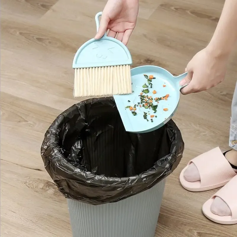 Brosse et ramassette de bureau