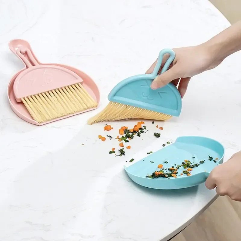 Brosse et ramassette de bureau