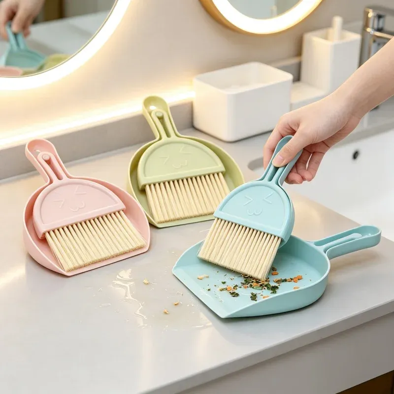 Brosse et ramassette de bureau