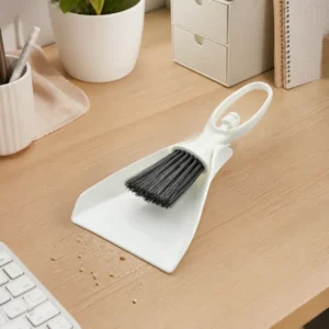 Brosse et ramassette de bureau