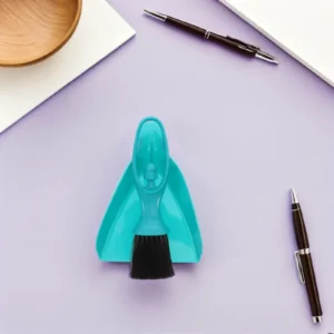 Brosse et ramassette de bureau