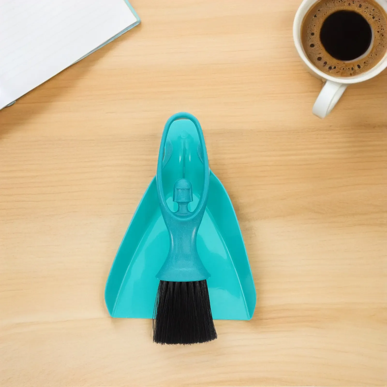 Brosse et ramassette de bureau